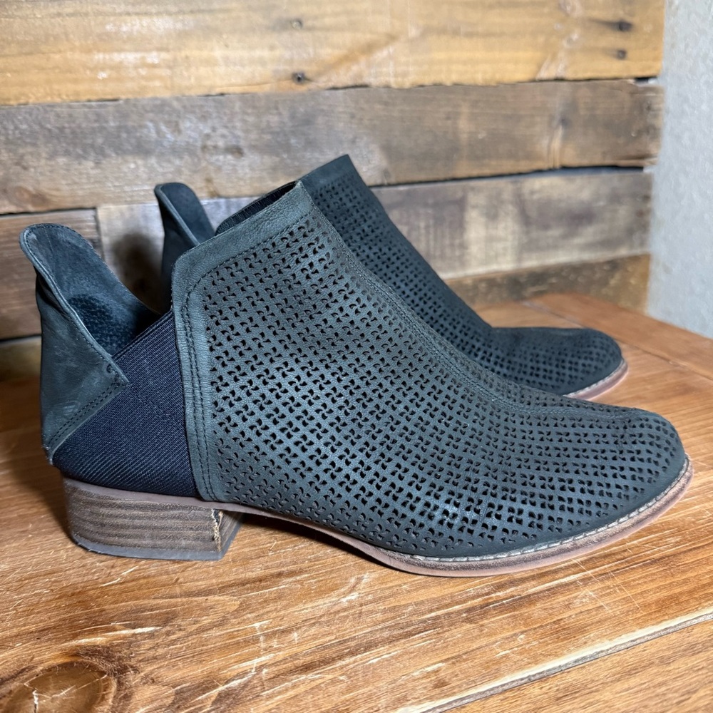 Vince Camuto Celena‎ Perforated Laser Cut Leather Ankle Booties Black Size 9.5